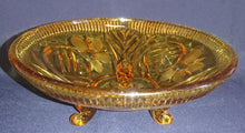 Lade das Bild in den Galerie-Viewer, OBSTSCHALE MIT STANDFÜßEN - Hartglas, Blumenblüten Pflanzen Relief Dekor
