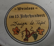 Lade das Bild in den Galerie-Viewer, DESSERT SAMMELTELLER - Keramik / Steingut, Pflanzenranken Trauben Die Destillation Weinlese im 15. Jahrhundert Aufschrift Motiv Dekor, Design W. Teifel
