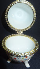 Lade das Bild in den Galerie-Viewer, SCHATULLE - Porzellan, Ei-Form mit Standfüßen, Goldrand /-Verschluß, Blumen Dekor

