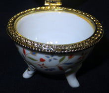 Lade das Bild in den Galerie-Viewer, SCHATULLE - Porzellan, Ei-Form mit Standfüßen, Goldrand /-Verschluß, Blumen Dekor
