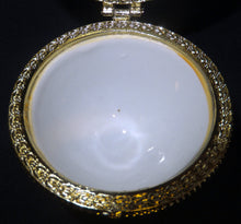 Lade das Bild in den Galerie-Viewer, SCHATULLE - Porzellan, Ei-Form mit Standfüßen, Goldrand /-Verschluß, Blumen Dekor
