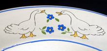 Lade das Bild in den Galerie-Viewer, 2er Set SUPPENTELLER - Keramik / Steingut, Rand Linien Gänse Blumen Blüten Schleife Korb Motiv Dekor
