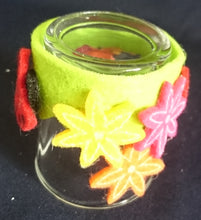 Lade das Bild in den Galerie-Viewer, TEELICHTGLAS - Hartglas &amp; Filz, Wiesenblumen Blüten Marienkäfer Motiv Dekor (G)
