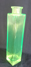 Lade das Bild in den Galerie-Viewer, BLUMENVASE - Press- / Hartglas, Rechteckige Flaschen Form Einfärbiges Dekor
