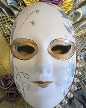 Lade das Bild in den Galerie-Viewer, VENEZIANISCHE MASKE - Stoff / Keramik, Aufhängemöglichkeit, Handarbeit, Handbemalt
