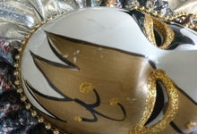 Lade das Bild in den Galerie-Viewer, VENEZIANISCHE MASKE - Stoff / Kunststoff, Aufhängemöglichkeit, Handarbeit, Handbemalt
