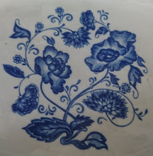 Lade das Bild in den Galerie-Viewer, FISCH SERVIERPLATTE - Keramik / Steingut, Flora Blumen Blüten Pflanzen Motiv Fischform Relief Dekor
