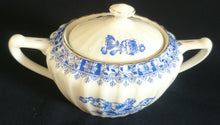 Lade das Bild in den Galerie-Viewer, ZUCKERDOSE MIT DECKEL - Porzellan, China Blau Goldrand Relief Dekor
