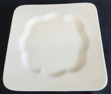 Lade das Bild in den Galerie-Viewer, DESSERTTELLER - Keramik / Steingut, Quadratische Blütenartige Form
