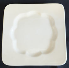 Lade das Bild in den Galerie-Viewer, DESSERTTELLER - Keramik / Steingut, Quadratische Blütenartige Form
