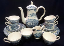 Lade das Bild in den Galerie-Viewer, 4er Set KAFFEEKANNE MIT DECKEL / MILCHKÄNNCHEN / ZUCKERSCHALE &quot;Country Life&quot; - Keramik / Steingut (Fine Staffordshire Ware), Englisches Landleben Scenen Motiv Dekor, Hand graviert
