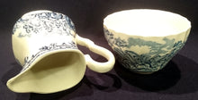 Lade das Bild in den Galerie-Viewer, MILCHKÄNNCHEN &quot;Country Life&quot; - Keramik / Steingut (Fine Staffordshire Ware), Englisches Landleben Scenen Motiv Dekor, Hand graviert

