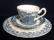 Lade das Bild in den Galerie-Viewer, 3er KAFFEEGEDECK &quot;Country Life&quot; - Keramik / Steingut (Fine Staffordshire Ware), Englisches Landleben Scenen Motiv Dekor, Hand graviert
