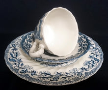 Lade das Bild in den Galerie-Viewer, 3er KAFFEEGEDECK &quot;Country Life&quot; - Keramik / Steingut (Fine Staffordshire Ware), Englisches Landleben Scenen Motiv Dekor, Hand graviert
