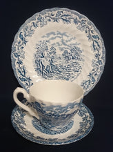 Lade das Bild in den Galerie-Viewer, 3er KAFFEEGEDECK &quot;Country Life&quot; - Keramik / Steingut (Fine Staffordshire Ware), Englisches Landleben Scenen Motiv Dekor, Hand graviert
