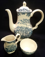 Lade das Bild in den Galerie-Viewer, KAFFEEKANNE MIT DECKEL &quot;Country Life&quot; - Keramik / Steingut (Fine Staffordshire Ware), Englisches Landleben Scenen Motiv Dekor, Hand graviert
