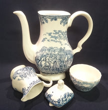 Lade das Bild in den Galerie-Viewer, 4er Set KAFFEEKANNE MIT DECKEL / MILCHKÄNNCHEN / ZUCKERSCHALE &quot;Country Life&quot; - Keramik / Steingut (Fine Staffordshire Ware), Englisches Landleben Scenen Motiv Dekor, Hand graviert
