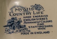 Lade das Bild in den Galerie-Viewer, KAFFEEKANNE MIT DECKEL &quot;Country Life&quot; - Keramik / Steingut (Fine Staffordshire Ware), Englisches Landleben Scenen Motiv Dekor, Hand graviert
