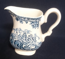 Lade das Bild in den Galerie-Viewer, MILCHKÄNNCHEN &quot;Country Life&quot; - Keramik / Steingut (Fine Staffordshire Ware), Englisches Landleben Scenen Motiv Dekor, Hand graviert
