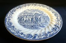 Lade das Bild in den Galerie-Viewer, SPEISETELLER &quot;Country Life&quot; - Keramik / Steingut (Fine Staffordshire Ware), Englisches Landleben Scenen Motiv Dekor, Hand graviert
