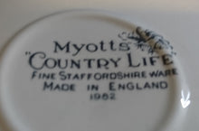 Lade das Bild in den Galerie-Viewer, 3er KAFFEEGEDECK &quot;Country Life&quot; - Keramik / Steingut (Fine Staffordshire Ware), Englisches Landleben Scenen Motiv Dekor, Hand graviert
