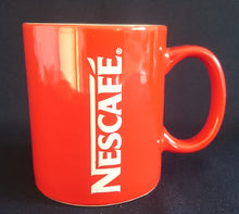 Lade das Bild in den Galerie-Viewer, KAFFEETASSE - Keramik / Steingut, Nescafe Aufschrift Dekor

