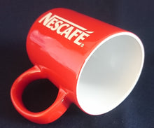 Lade das Bild in den Galerie-Viewer, KAFFEETASSE - Keramik / Steingut, Nescafe Aufschrift Dekor
