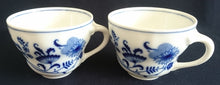 Lade das Bild in den Galerie-Viewer, KAFFEETASSE - Porzellan, Zwiebelmuster Motiv Relief Dekor
