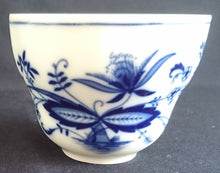 Lade das Bild in den Galerie-Viewer, 2er KAFFEEGEDECK - Porzellan, Zwiebelmuster Motiv Relief Dekor
