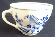 Lade das Bild in den Galerie-Viewer, KAFFEETASSE - Porzellan, Zwiebelmuster Motiv Relief Dekor
