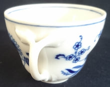 Lade das Bild in den Galerie-Viewer, 2er KAFFEEGEDECK - Porzellan, Zwiebelmuster Motiv Relief Dekor
