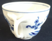 Lade das Bild in den Galerie-Viewer, 2er Set 2er KAFFEEGEDECKE - Porzellan, Zwiebelmuster Motiv Relief Dekor
