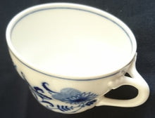 Lade das Bild in den Galerie-Viewer, 2er KAFFEEGEDECK - Porzellan, Zwiebelmuster Motiv Relief Dekor
