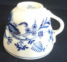 Lade das Bild in den Galerie-Viewer, 2er KAFFEEGEDECK - Porzellan, Zwiebelmuster Motiv Relief Dekor
