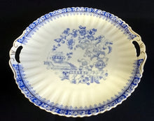 Lade das Bild in den Galerie-Viewer, TORTEN- / BEILAGENPLATTE - Porzellan, Runde Form mit Griffen, China Blau Goldrand Relief Dekor
