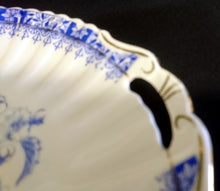 Lade das Bild in den Galerie-Viewer, TORTEN- / BEILAGENPLATTE - Porzellan, Runde Form mit Griffen, China Blau Goldrand Relief Dekor
