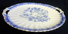 Lade das Bild in den Galerie-Viewer, TORTEN- / BEILAGENPLATTE - Porzellan, Runde Form mit Griffen, China Blau Goldrand Relief Dekor
