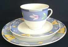 Lade das Bild in den Galerie-Viewer, KAFFEETASSE &quot;Betty&quot; - Porzellan, Pflanzen Tulpen Blumenblüten Flora Abstrakt Motiv Dekor
