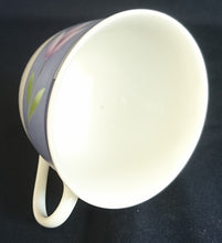 Lade das Bild in den Galerie-Viewer, KAFFEETASSE &quot;Betty&quot; - Porzellan, Pflanzen Tulpen Blumenblüten Flora Abstrakt Motiv Dekor
