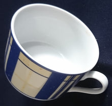 Lade das Bild in den Galerie-Viewer, 2er Set KAFFEETASSEN &quot;Flirt&quot; &quot;French Vanilla&quot; - Porzellan, Symetrisches Geometrisches Linien Balken Striche Karo Motiv Dekor
