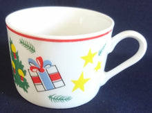 Lade das Bild in den Galerie-Viewer, 3er KAFFEEGEDECK &quot;Flirt&quot; - Porzellan, Weihnachten Advent Christ Tannenbaum Geschenke Sterne Schaukelpferd Zweige Linien Motiv Dekor
