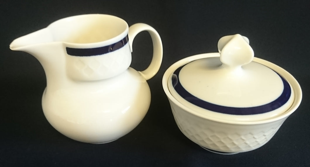3er Set MILCHKÄNNCHEN & ZUCKERDOSE MIT DECKEL - Fine China Porzellan, Karo Relief Echt Kobalt Klassisch Zweifarbig Dekor