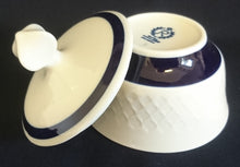 Lade das Bild in den Galerie-Viewer, 3er Set MILCHKÄNNCHEN &amp; ZUCKERDOSE MIT DECKEL - Fine China Porzellan, Karo Relief Echt Kobalt Klassisch Zweifarbig Dekor
