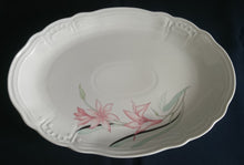 Lade das Bild in den Galerie-Viewer, SERVIERPLATTE - Porzellan, Ovale Form, Klassisch Blumen Lilien Dekor
