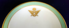 Lade das Bild in den Galerie-Viewer, ABLAGETELLERCHEN &quot;Special Design&quot; - Porzellan, Wappen Goldrand Streifen Dekor
