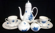 Lade das Bild in den Galerie-Viewer, KAFFEETASSE &quot;Studio Linie&quot; &quot;Blaue Rose&quot; - Porzellan, Rosenstrauß Blumen Relief Dekor, Björn Wiinblad Designer
