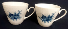 Lade das Bild in den Galerie-Viewer, KAFFEETASSE &quot;Studio Linie&quot; &quot;Blaue Rose&quot; - Porzellan, Rosenstrauß Blumen Relief Dekor, Björn Wiinblad Designer
