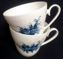 Lade das Bild in den Galerie-Viewer, KAFFEETASSE &quot;Studio Linie&quot; &quot;Blaue Rose&quot; - Porzellan, Rosenstrauß Blumen Relief Dekor, Björn Wiinblad Designer
