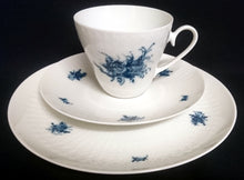 Lade das Bild in den Galerie-Viewer, KAFFEETASSE &quot;Studio Linie&quot; &quot;Blaue Rose&quot; - Porzellan, Rosenstrauß Blumen Relief Dekor, Björn Wiinblad Designer
