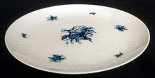 Lade das Bild in den Galerie-Viewer, 2er Set DESSERTTELLER &quot;Studio Linie&quot; &quot;Blaue Rose&quot; - Porzellan, Rosenstrauß Blumen Relief Dekor, Björn Wiinblad Designer
